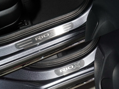 Накладки на пороги лист шлифованный надпись RIO X 4 шт ТСС для Kia Rio X 2020-2021