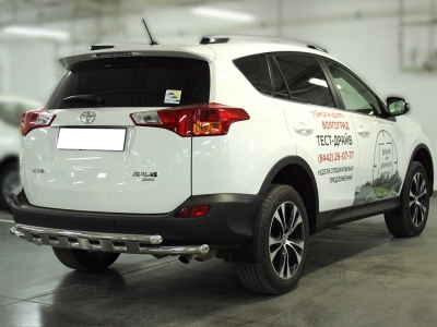 Защита заднего бампера двойная 53-53 мм с накладками для Toyota RAV-4 2013-2015