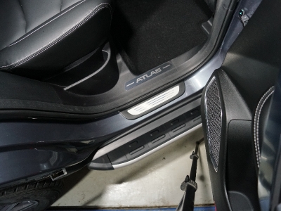 Накладки на пластиковые пороги (лист шлифованный надпись Atlas) 4шт ТСС для Geely Atlas PRO 1.5L 4WD 2021 – н.в.