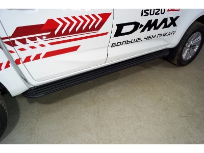 Пороги алюминиевые "Slim Line Black" 2120 мм ТСС для Isuzu D-Max 2019 – н.в.