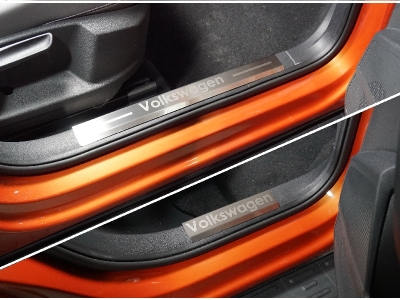 Накладки на пластиковые пороги (лист шлифованный надпись Volkswagen) 4шт ТСС для Volkswagen Taos 2020 – н.в.
