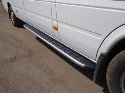 Порог алюминиевый ТСС с накладкой серебристый для Mercedes-Benz Sprinter 2014-2018