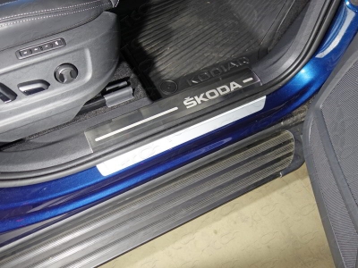 Накладки на пороги на пластик шлифованный лист надпись Skoda 2 штуки ТСС для Skoda Kodiaq 2018-2021