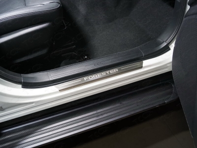 Накладки на пороги шлифованный лист надпись Forester 2 штуки ТСС для Subaru Forester SK 2018-2021