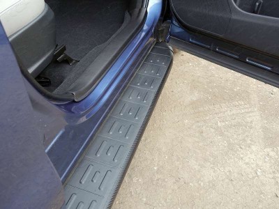 Пороги алюминиевые ТСС с накладкой чёрные для Subaru Forester 2016-2018