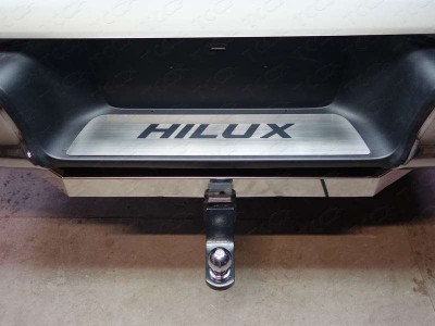 Накладка на задний бампер с надписью Hilux шлифованный лист ТСС для Toyota Hilux 2015-2021