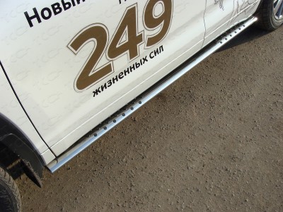 Пороги труба овальная с проступью 75х42 мм ТСС для Toyota Highlander 2017-2020