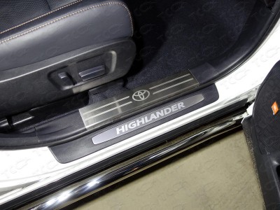 Накладки на пластиковые пороги шлифованный лист логотип Toyota 2 штуки ТСС для Toyota Highlander 2017-2020