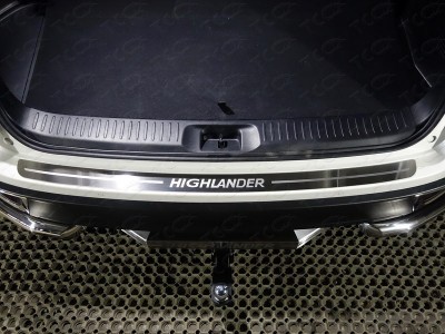 Накладка на задний бампер шлифованный лист надпись Highlander ТСС для Toyota Highlander 2017-2020
