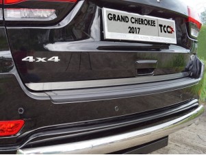 Накладка на заднюю дверь (лист шлифованный) для Jeep Grand Cherokee IV Рестайлинг 2013 – 2022 GRCHER17-07