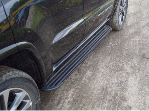 Пороги алюминиевые ''Slim Line Black'' 1820 мм для Jeep Grand Cherokee IV Рестайлинг 2013 – 2022 GRCHER17-24B