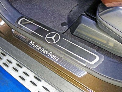 Накладки на пластиковые пороги лист шлифованный лого Mercedes ТСС для Mercedes-Benz GL 350 X166 2012-2016