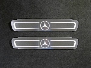 Накладки на пластиковые пороги (лист шлифованный логотип Mercedes (фон песочный)) для Mercedes GL 350 X166 2012-2018 MERGL50014-05