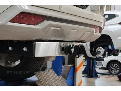 Фаркоп с нержавеющей накладкой для Mitsubishi Pajero Sport рестайлинг 2021-н.в. съемное крепление шара под американский квадрат