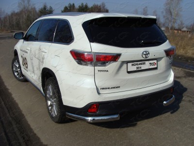 Защита задняя овальные уголки 75х42 мм ТСС для Toyota Highlander 2014-2016