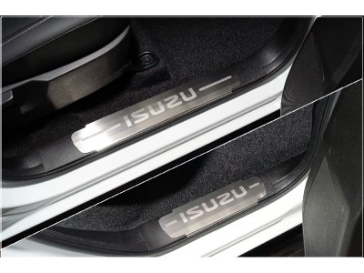 Накладки на пластиковые пороги (лист шлифованный надпись ISUZU) 4шт ТСС для Isuzu D-Max 2019 – н.в.