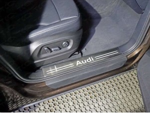 Накладки на пороги на пластик шлифованный лист надпись Audi для Audi Q5 № AUDIQ513-09