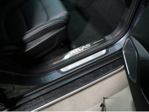 Накладки на пластиковые пороги (лист шлифованный надпись Atlas) 4шт для Geely Atlas PRO 1.5L 4WD 2021 – н.в. GEELEATLP21-05