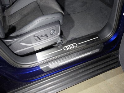 Накладки на пороги на пластик шлифованный лист лого Audi 2 штуки ТСС для Audi Q5 2016-2021