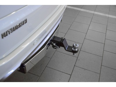 Фаркоп с нержавеющей накладкой для Mitsubishi Pajero Sport дорестайл 2016-2021 съемное крепление шара под американский квадрат